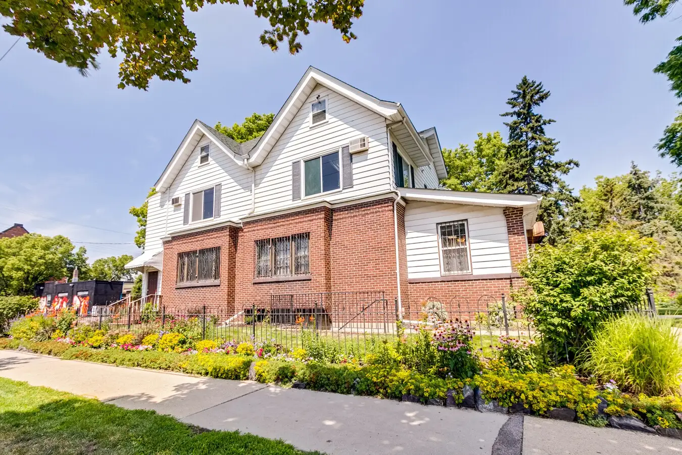 3040 Lyndale Suite 203